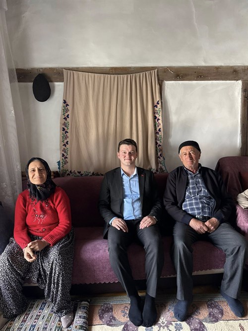 Kaymakamımız Sayın İbrahim Cesur Engelliler Haftası Dolayısıyla İlçemizde İkamet Eden Özel ve Güzel Vatandaşlarımızı Evlerinde Ziyaret Etti.