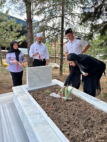 Kaymakamımız Sn. Zeynep DEMİR, 15 Temmuz Demokrasi ve Milli Birlik Günü dolayısıyla Şehitliği ve Şehit Ailesini Ziyaret Etti.
